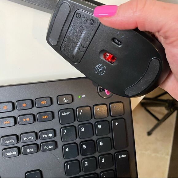 Dell Docking Station, Wireless Keyboard & Mouse, with Charger - Picture 2 of 12